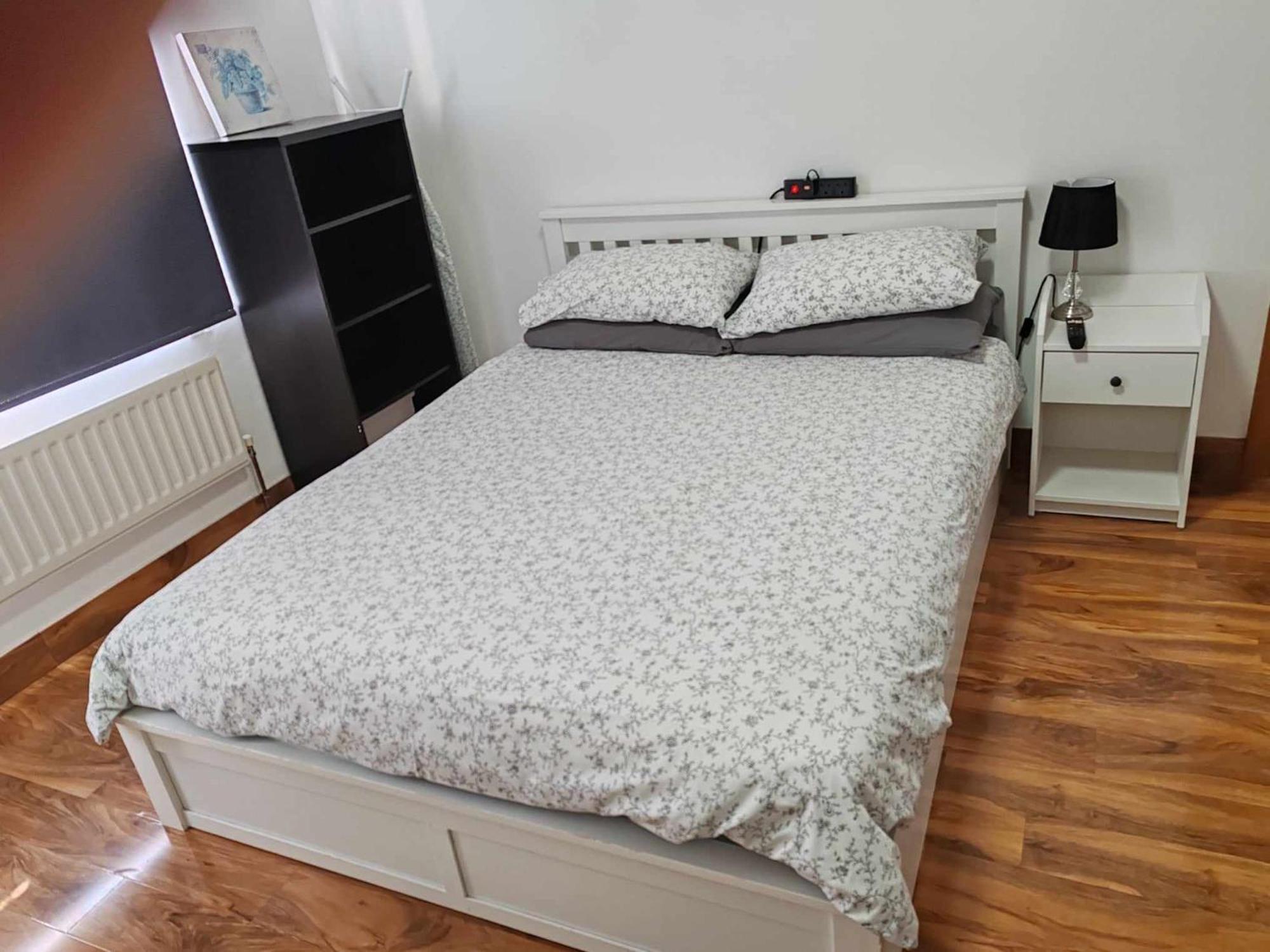 Апартаменты Two Bedroom In Dollis Hill *